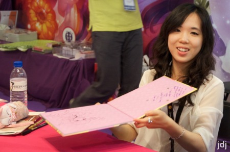 Ein Lee en dédicace sur le stand nobi nobi! - Photo Céline Maxant Ein Lee en dédicace sur le stand nobi nobi! - Photo Céline Maxant