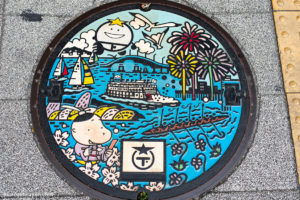 Hikaru-kun est partout, y compris sur les plaques d'égout de la ville