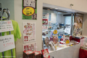 On peut acheter des goodies Chihayafuru ou Hikaru-kun