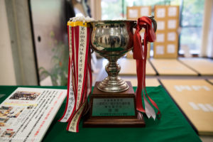 La coupe du tournoi de Karuta