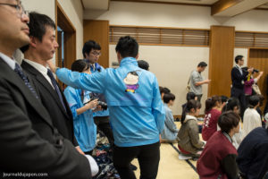 Hikaru-kun sur les blousons du personnel de la mairie d'Otsu, lors d'une compétition internationale de Karuta