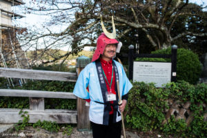 Un guide au château de Hikone. Il porte le fameux casque cornu des seigneurs de la famille Ii