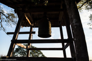 Une cloche dans l'enceinte du château