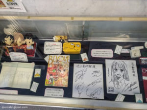 Dédicaces et dessins de Yuki SUETSUGU, auteure de Chihayafuru, au centre du Karuta.