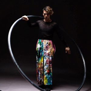 Shadai Wakuta à la roue Cyr de la troupe KOOYA