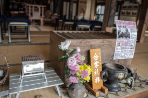 Au Jokoin, à côté de l'autel classique, un autre improvisé à partir d'un barbecue portatif, référence à la série. Crédits photo : Pascal Voglimacci ©journaldujapon.com – Tous droits réservés.