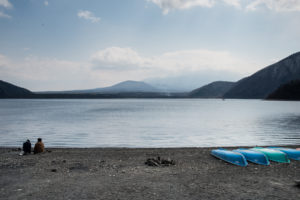 Le lac Motosu et ses canoës. Crédits photo : Pascal Voglimacci ©journaldujapon.com – Tous droits réservés.