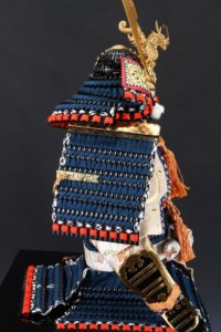 Poupée Armure Samouraï - Vue du côté droit