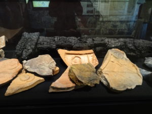 Vestiges (tuiles) du château.