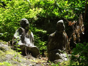 Statues de pierre du Reigandô.