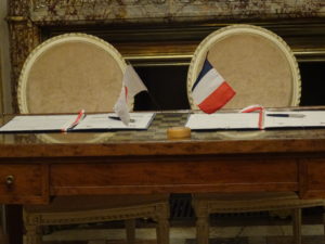 Table où sont signés les accords, avec drapeaux français et japonais