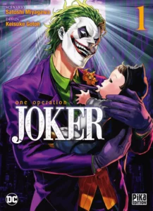 Couverture de One Operation Joker. Le Joker dans son emblématique costume violet et vert tient un bébé Batman dans ses bras et lui sourit